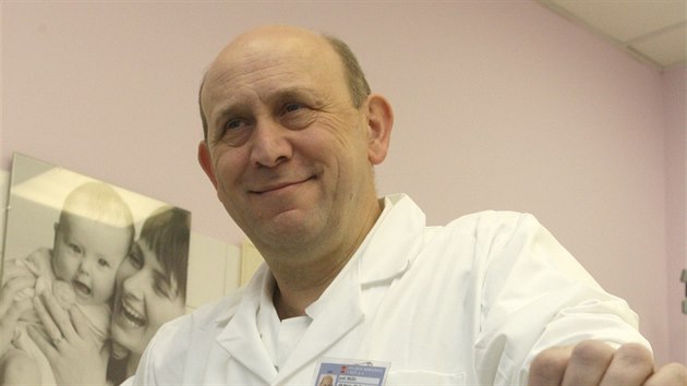 Vedoucí operačního týmu byl primář chirurgie zlínské Krajské nemocnice Tomáše Bati, profesor Jiří Klein.