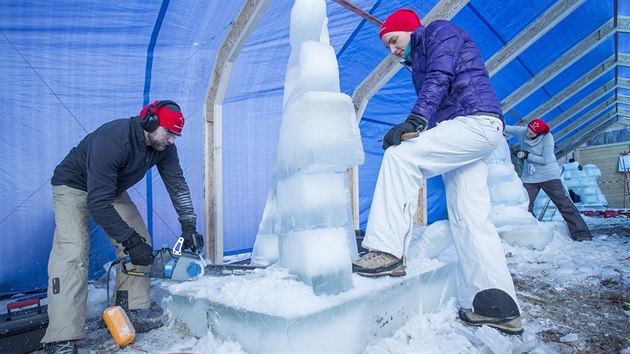 Při tradičním sochařském sympoziu Sněhové království na Pustevnách v Beskydech vznikly o víkendu ledové sochy. (11. ledna 2014)