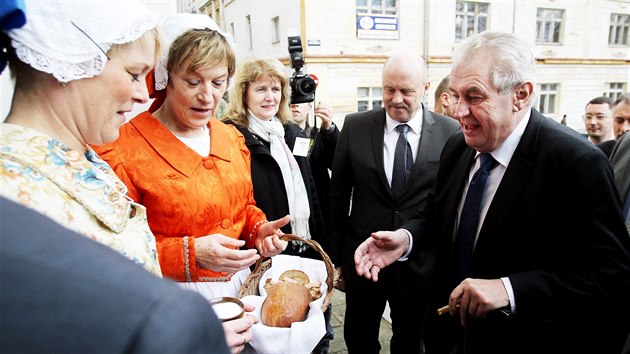 Prezident Milo� Zeman ve �luticích besedoval s ob�any a zastupiteli m�sta....