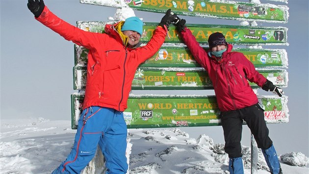 Automobilový závodník Martin Prokop se svou přítelkyní, bývalou tenistkou Andreou Mickovou,
na vrcholu Kilimandžára – nejvyšší hory Afriky.