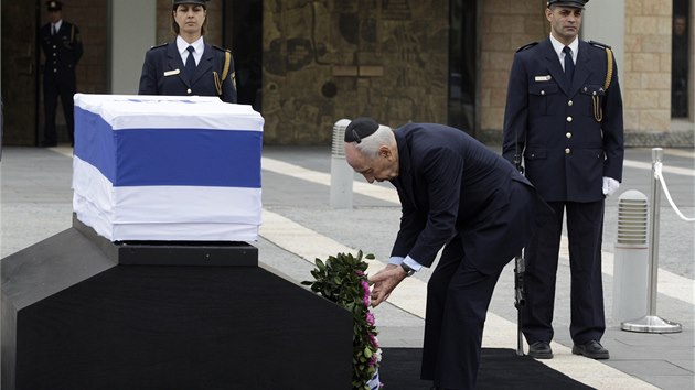 Izraelsk prezident imon Peres jako prvn poloil vnec k rakvi Ariela arona. (12. ledna 2014)