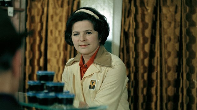 Jiřina Švorcová v seriálu Žena za pultem (1977)