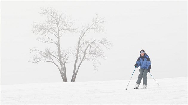 Sjezdovka s přírodním sněhem v Příchovicích není na žádné dovádění, ale každé sklouznutí na přírodním sněhu je v letošní zimě nad zlato.