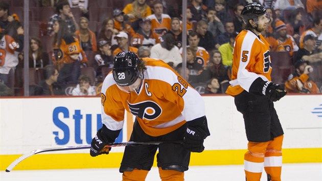 ZKLAMN. Claude Giroux (vlevo) a Braydon Coburn polykaj porku Philadelphie. 