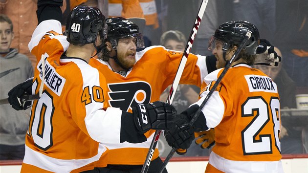 RADOST. Jakub Vorek (uprosted) z Philadelphie slav gl, gratuluj mu Vincent Lecavalier a Claude Giroux. 