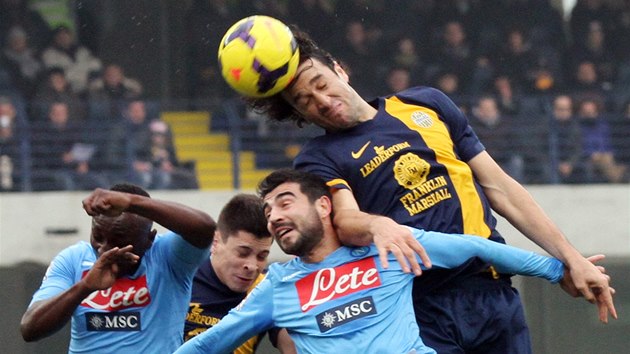 Luca Toni v dresu Hellas Verona si naskoil na centr v utkn proti Neapoli. 