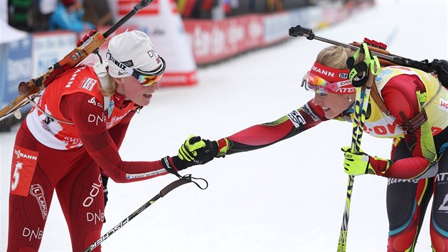 Gabriela Soukalová (vpravo) se zdraví s druhou ženou stíhacího závodu, Torou Bergerovou z Norska.