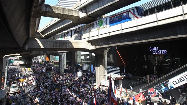 Protivldn demonstranti se v pondl seli v obchodn tvrti Siam. Clem bylo ochromit centrum Bangkoku.