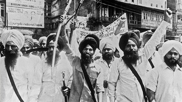 Na snmku z 16. dubna 1984 pochoduj sikht militanti ulicemi Amritsaru v indickm stt Pandb.