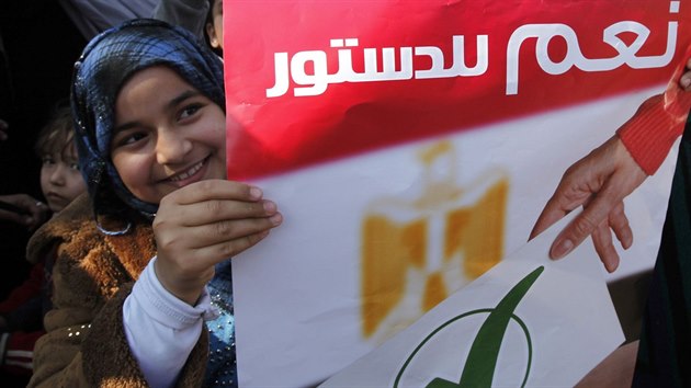 Na podporu armdy se v Khie sela demonstrace. Na plakt, kter dr mlad Egypanka, se pe "Ano", za n je plakt s fotkou nelnka generlnho tbu Abdula Fataha Ssho.