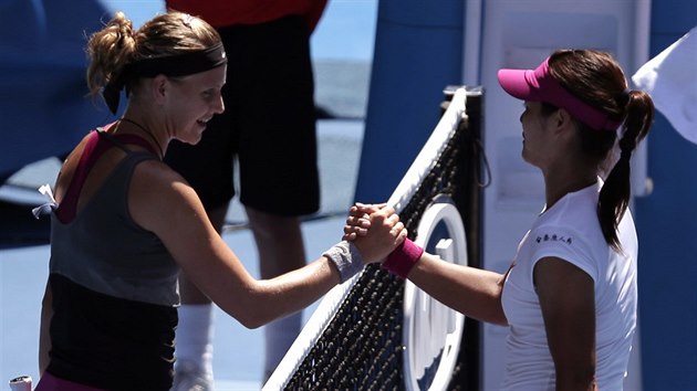 Li Na (vpravo) jde mezi estnct nejlepch na Australian Open. Lucie afov j k tomu gratuluje.