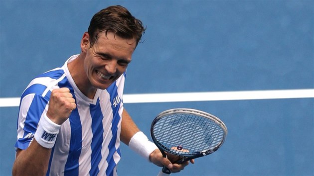 Tomá Berdych se raduje z postupu do osmifinále Australian Open.