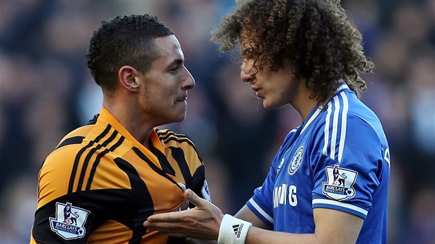 TAK HELE... David Luiz z Chelsea (vpravo) se v prbhu duelu s Hullem pustil do...