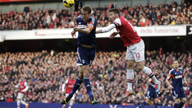 VZDUN SOUBOJ. Dan Burn z Fulhamu (vlevo) se sna zskat baln ped Olivierem Giroudem z Arsenalu.
