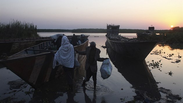 Súdanci si na útěku před boji v regionu balí své věci a často na lodi prchají do bezpečnějších míst. 
