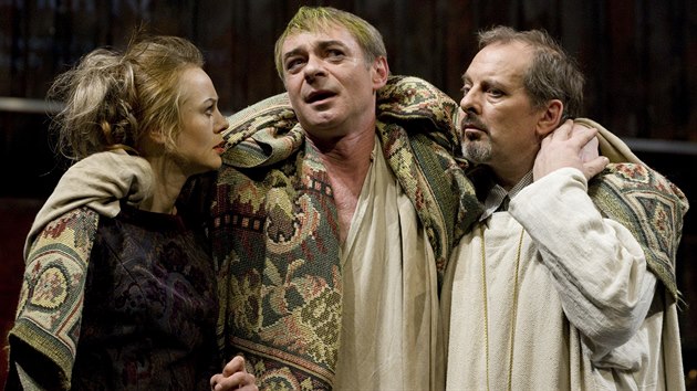 Záběr ze hry Jindřich IV., kterou uvádí pražské Divadlo Na Vinohradech