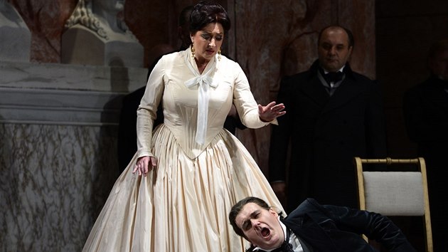 John Treleaven v roli Tannhäusera a Adriana Kohútková jako Alžběta ve Státní opeře v Praze při generálce opery Richarda Wagnera Tannhäuser (8. ledna 2014).