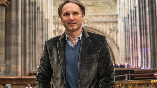 Spisovatel Dan Brown si prohldl tak katedrlu sv. Vta na Praskm hrad. A nechal se zavst i do podzem, msta, kde se v jeho knihch zpravidla odehrvaj nejdramatitj zpletky. (2014)