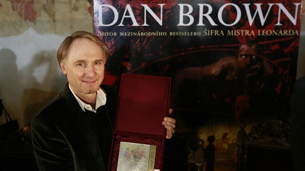 Dan Brown pevzal na tiskov konferenci v prask Novomstsk radnici i cenu za knihu roku 2013 (15. ledna 2014)