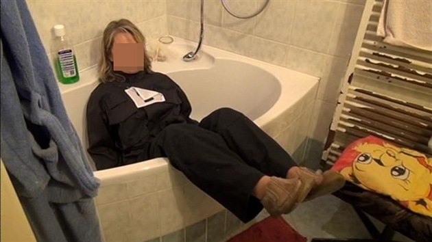 Vyšetřovací pokus policie k případu. Muž z obce u Smiřic údajně topil manželku ve vaně.