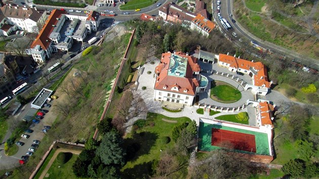 Prvn� projekt Kram��ovy vily dokon�il v l�t� 1911 architekt Friedrich Ohmann, av�ak je�t� dal�� dva roky musel lav�rovat mezi v�st�edn�mi podn�ty pan� domu a stavebn�k�. 