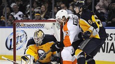 Jakub Voráek z Philadelphie se bije ped brankou Buffala.