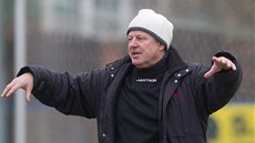 Verner Lička vede trénink fotbalistů bez angažmá. 
