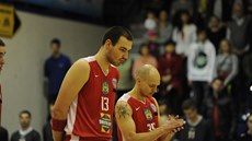 MINUTA TICHA. Basketbalisté Jind�ichova Hradce uctili památk� t�í spoluhrá�u,