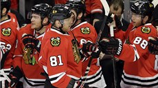 Marian Hossa slaví se spoluhrái z Chicaga svojí trefu proti Bostonu.