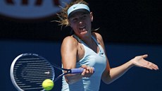 Ruská tenistka Maria arapovová bouchá do míku v utkání na Austrailan Open.