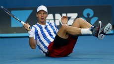 NA ZEMI. Český tenista Tomáš Berdych v osmifinále Australian Open upadl.