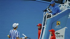 Tomá Berdych diskutuje s umpirovým rozhodím v osmifinále Australian Open.