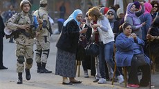 Egypttí vojáci steí frontu lidí ekající ped volební místností v Káhie,...