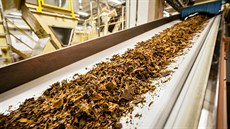 Listy tabáku se smísí s dalími slokami, kam patí apíky a tabákový prach, a...