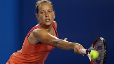 DOSÁHNU TAM. Barbora Záhlavová-Strýcová se natahuje po bekhendu v zápase s...