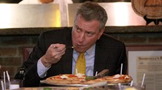 Hlava New Yorku elí skandálu, jí pizzu píborem. Jako turista, míní lidé.