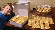 Zakázky se zaínají kupit. Tomá pozdji poizuje dalí suiky, aby la práce...