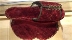 Ukázka platformové obuvi z Itálie estnáctého století se skví i v Baov muzeu