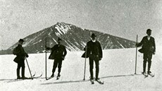 Jedni z prvních lya v Krkonoích. Snímek z roku 1896