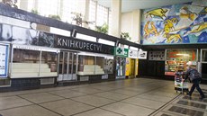 S prázdnými výlohami knihkupectví v pardubické nádra�ní hale se leckte�í...