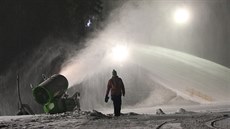 Zasn�ování sjezdovek je v Beskydech nyní mo�né jen za mrazivých nocí. A to...