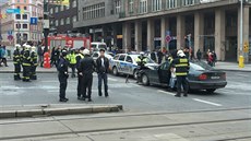 Nehoda na k�i�ovatce ulic Sokolská a Je�ná. Jedno z aut se p�evrátilo na...