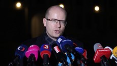 éf SSD Bohuslav Sobotka pivezl prezidentovi na Hrad koaliní smlouvu. U ví,...