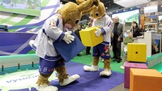 Maskoti Her VI. zimní olympiády d�tí a mláde�e � dva zajíci � stav�li barevné...