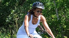 Na kole Obamová ani po padesátce jezdit nepestane.