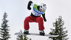 Michal Novotný v kvalifikaci snowboardcrossa�� na olympijských hrách. 