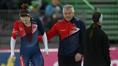 Karolína Erbanová a trenér Petr Novák po pádu rychlobruslaky na mistrovství