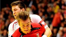 Filip Jícha se marn� pokou�í vysmeknout z rakouského sev�ení. 