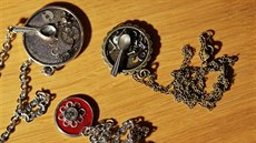 Výstava perk, vyrobených ze starých hodinek, plzeské perkaky Jany...