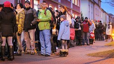 Fronta rodi�� p�ed 25. Z� ve Chválenické ulici v Plzni.